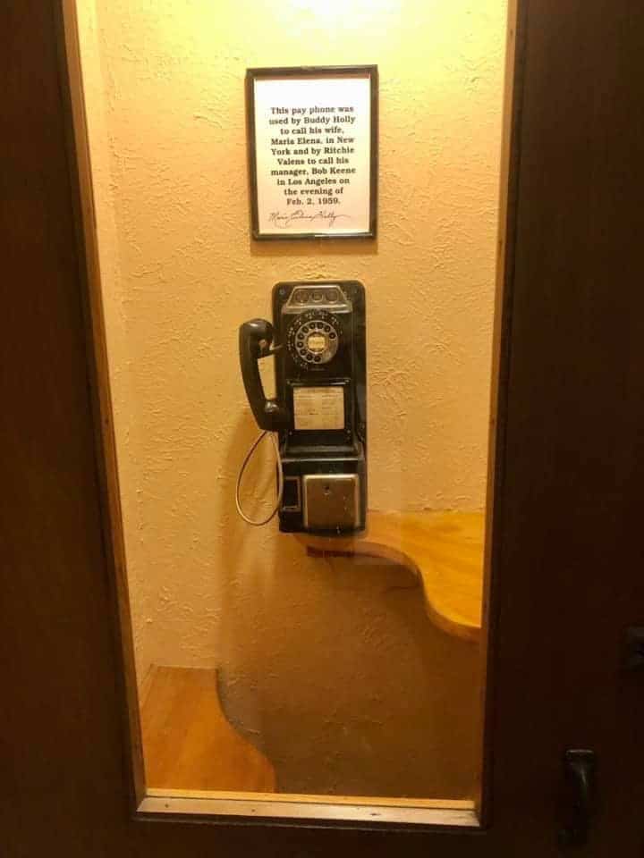 Surf-Phone-Booth